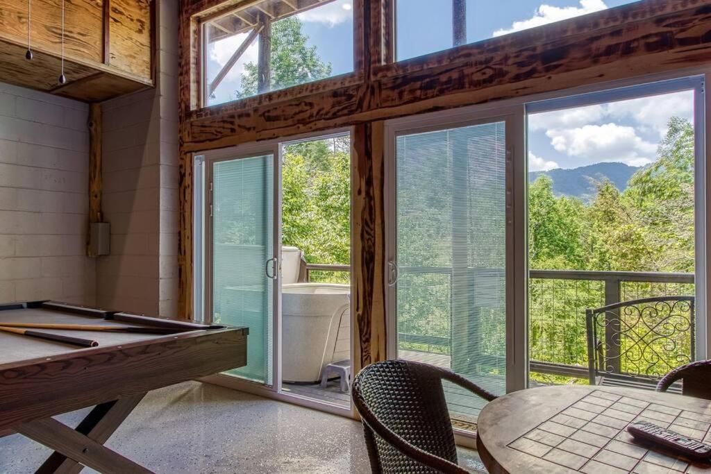 セバービル The Log Castle~Stunning Mountain Views~Hot Tubヴィラ エクステリア 写真